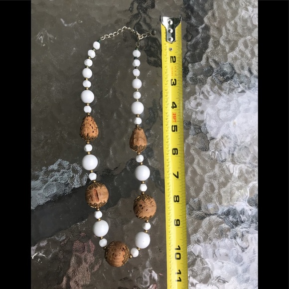 VINTAGE Gold tone White and Cork Beaded Necklace - Picture 5 of 7